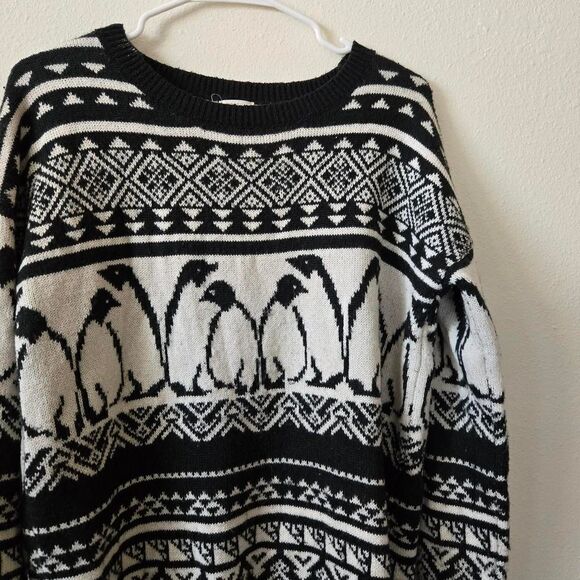 Women's Mossimo Penguin Pattern Knit Chunky Holiday Cozy Sweater Medium - Picture 2 of 7